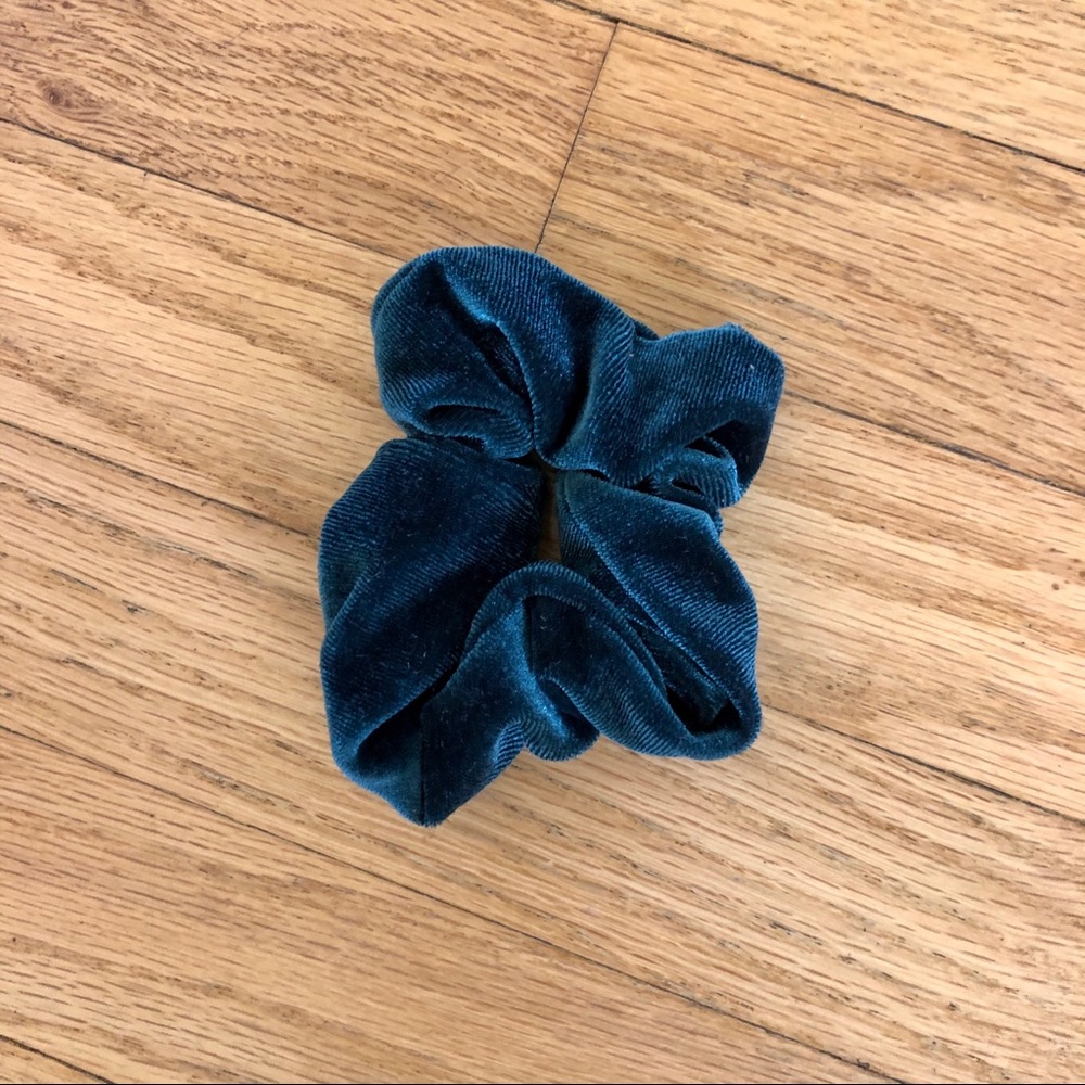 Velvet Scrunchie Set - Picture 4 of 4